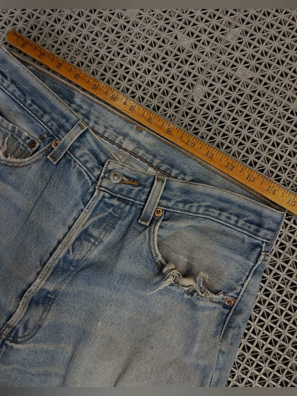 Vintage Levi's 501 Light Wash Distressed Button-Fly Blue Jeans Y2K - Picture 7 of 16